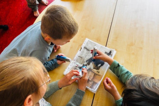 Kinder mit Audiostift
